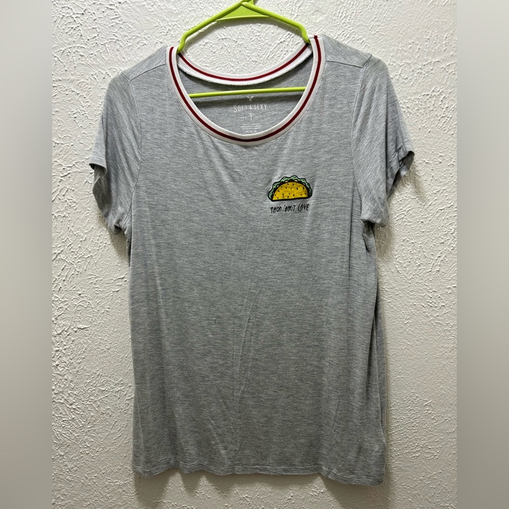 Quirky ‘Taco ‘bout love’ gray Aeropostale size small T-shirt